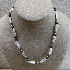 Fashion Jewelry White and Black Bead Necklace